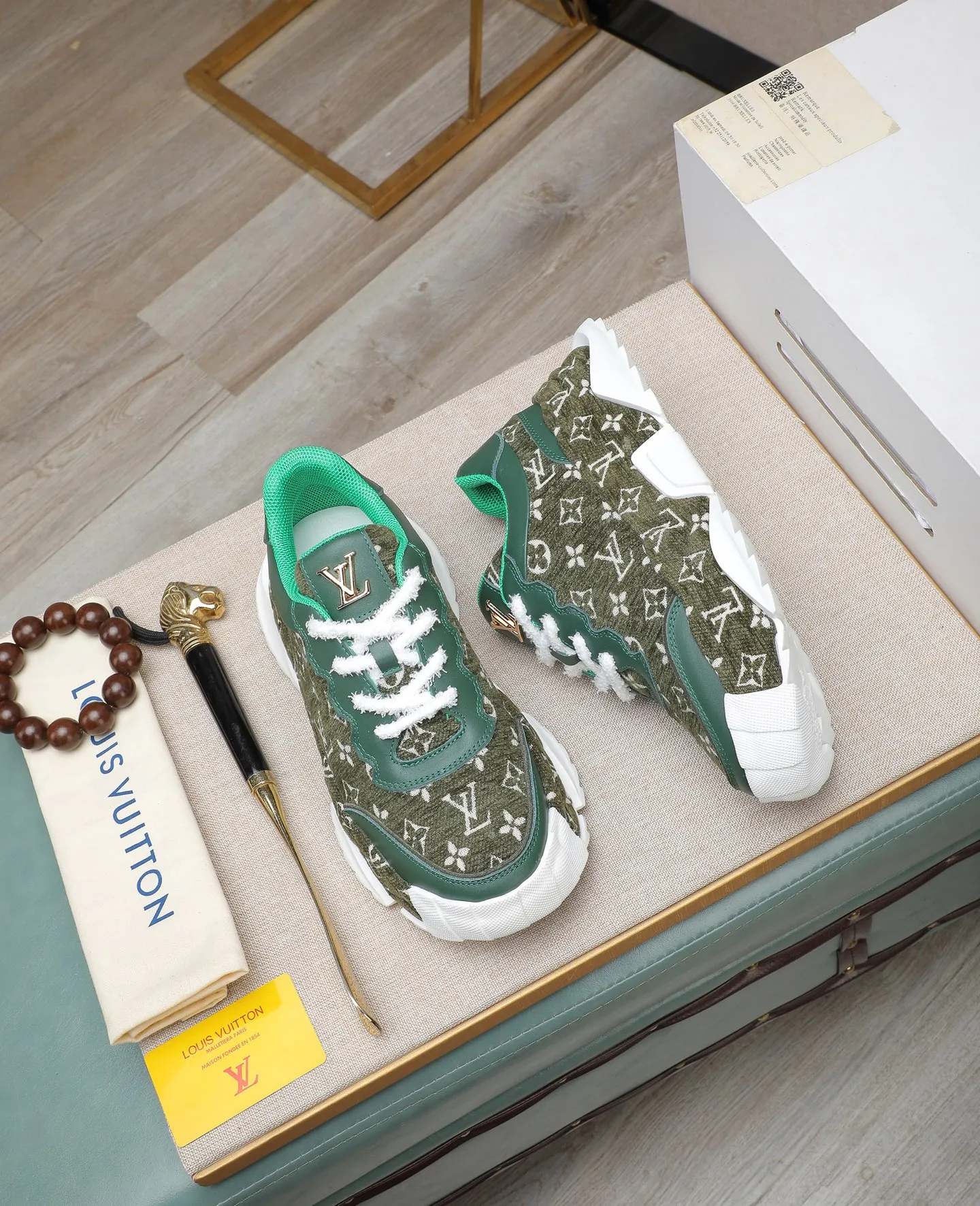 Men's shoes 💰600 LV are novel and fashionable, and the uppers are made of imported cowhide + LV special materials! Super trendy design! It’s eye-catching! The leather is soft, delicate, shiny and translucent, showing the ultimate in pure handcraftsmanship, and the mesh is soft, comfortable and breathable! Size: 39-44 (38 45 customized)